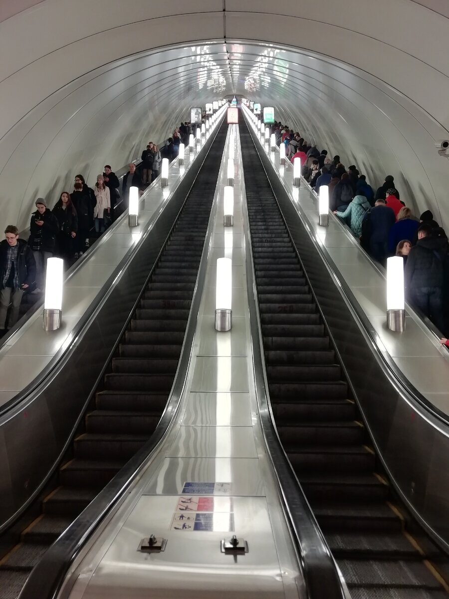 Глубина метрополитена. Адмиралтейская станция метро эскалатор. Питер станция метро Адмиралтейская эскалатор. Адмиралтейская самая глубокая станция метро. Станция Адмиралтейская спуск.