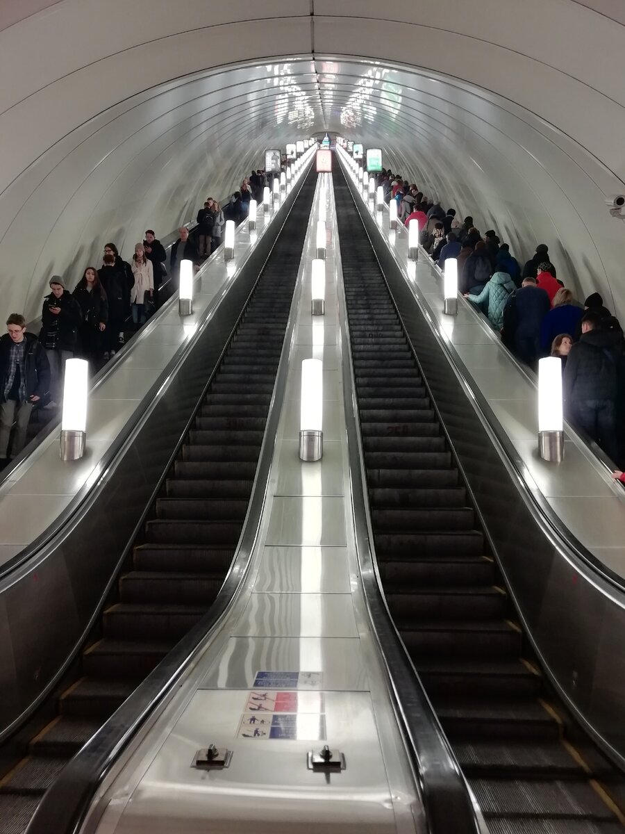 Самое глубокое метро. Метро Адмиралтейская Санкт-Петербург эскалатор. Станция Адмиралтейская. Станция Адмиралтейская спуск.