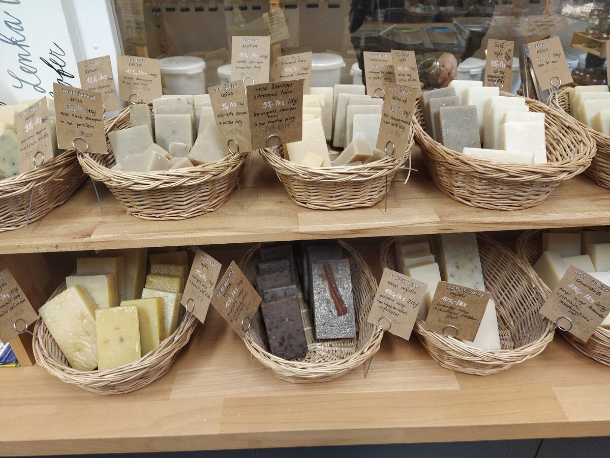 Твердые шампуни в магазине.