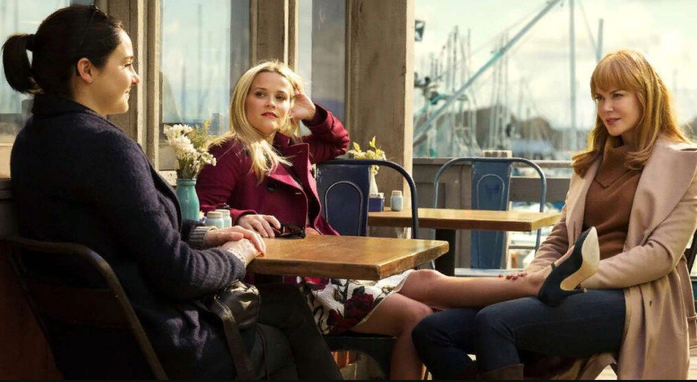 - Ну что, девчонки, обсудим это?/Изображение взято с сайта "Кинопоиск"