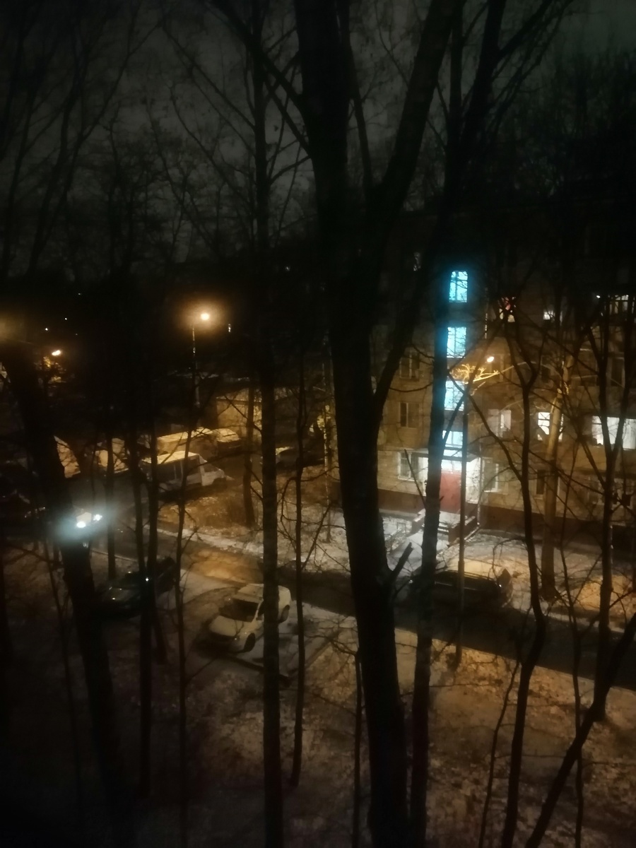 А из нашего окошка видно только снег немножко