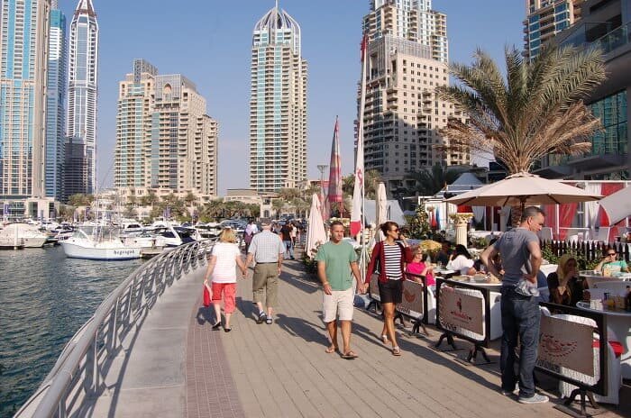 Жить в дубае русским. Абу Даби туристы. Туристы в Дубае. Дубай прогулка. Дубай люди.