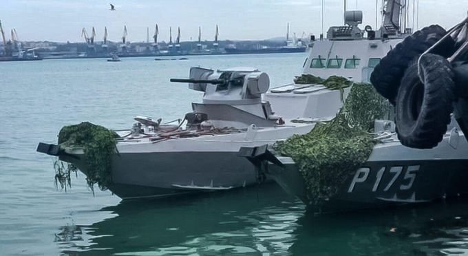 Задержанные после "Керченского инцидента" украинские бронекатера в порту Керчи. Фото: керчь.инфо. 