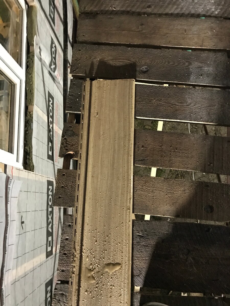 На высоте надо работать на лесах и не забывать страховочный ремень