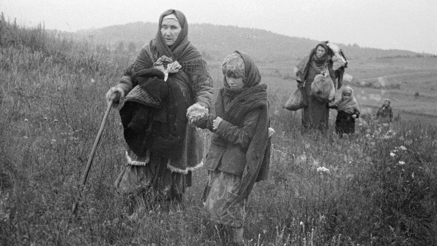 Женщины и дети идут через поле в освобожденные Красной Армией деревни. Прибалтийский фронт                                                                                                                                    Фото: РИА Новости/Василий Савранский