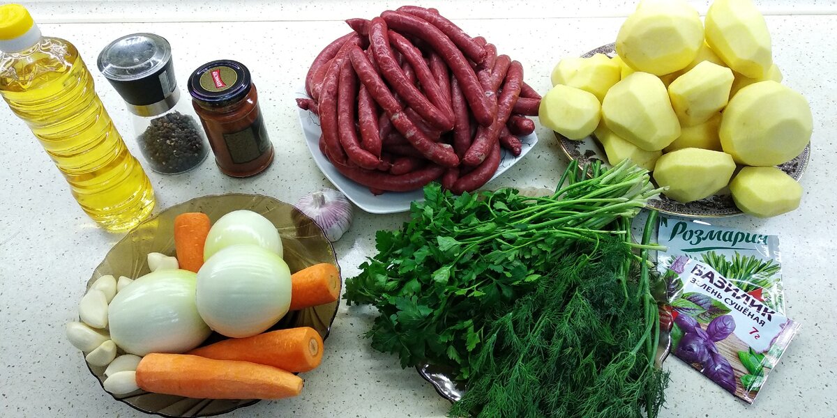 Масло подсолнечное, перец черный молотый, аджика, чеснок, лук репчатый, морковь, петрушка, укроп, базилик, розмарин, картофель, охотничьи колбаски
