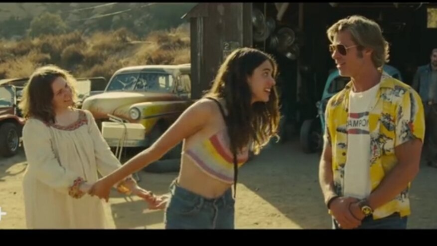 Кадр из фильма "Однажды в Голливуде". Хиппи обманом поселились на ранчо полуслепого старика