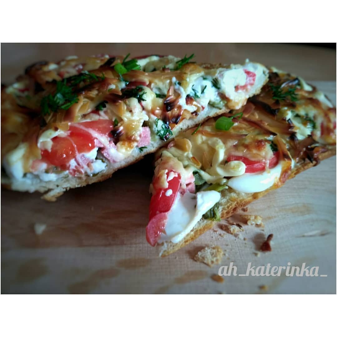 

Итак, Чиабатта с начинкой 😁
( Можно взять любую подобную выпечку )
Чиабатта у меня из пекарни , готовый вариант ( все как я люблю за 3 минуты)) Для начинки ( ограничиваемся только пределами вашей фантазии)у меня:
✔ Майонез
✔ Ветчина
✔ Маринованный огурчик
✔ Помидор
✔ Сыр ✔ Зелень ( укроп + лук)

Чиабатту разрешаем повдоль , убираем мякиш , смазываем майонезом , далее выкладываем произвольными слоями все мелко нарезанные ингредиенты , сверху посыпаем тёртым сыром ! И буквально на 3-4 минуты в разогретую духовку!

Отличный вариант для быстрого и сытного завтрака , закуски , или когда неожиданно нагрянули гости! Хотя сейчас во время мобильников 📱📲 , к сожалению неожиданные гости редкость ))) но иногда хочется нежданного сюрприза , как считаете ?

ПРИЯТНОГО АППЕТИТА !

КАК ВАМ РЕЦЕПТИК ? ПРИГОТОВИТЕ ?

#брускетта #чиабатта #домашнийхлеб #выпечка #пицца #пирог #хлеб #булочки #готовимзаминуту #рецептнепп #готовимдома 
