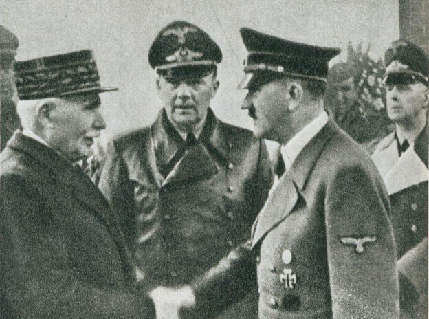 Петен приветствует Гитлера в Монтуар-сюр-ле-Луар, 1940. Источник: wikimedia.org