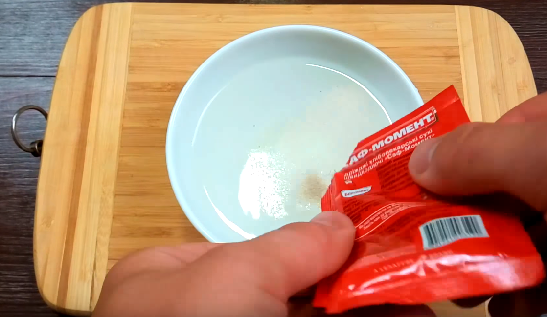 Ну а самым первым делом в приготовлении пиццы нам нужно будет замешать тесто, оно у нас будет дрожжевое, поэтому берем какую нибудь пиалку с теплой водой и добавляем туда немного сахара, и пакетик дрожжей, теперь в какую нибудь миску побольше добавляем муку, немного масла, а так же помешивая добавляем наши дрожжи разведенные с теплой водой, перекладывая тесто на какую нибудь плоскую поверхность, и вымешиваем его уже руками, после чего кладем его обратно в миску, и даем ему уже отдохнуть.