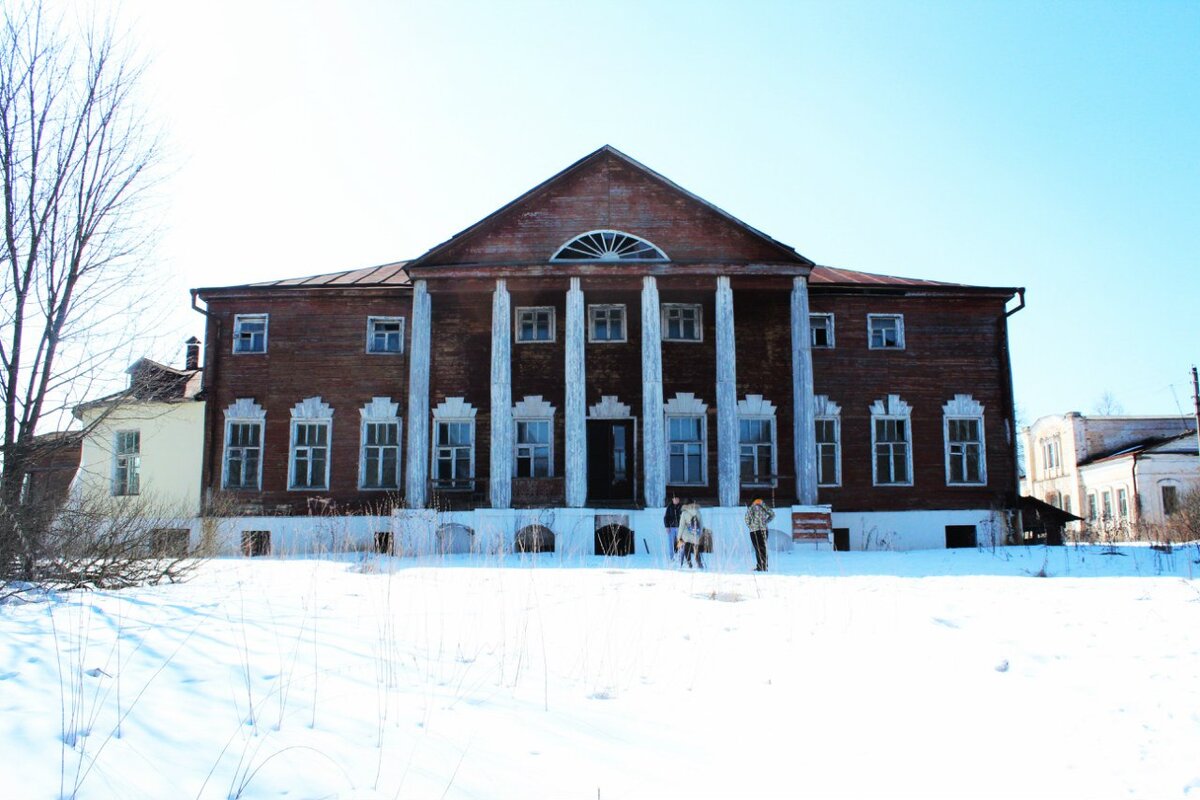 Сзади смотрится более монументально