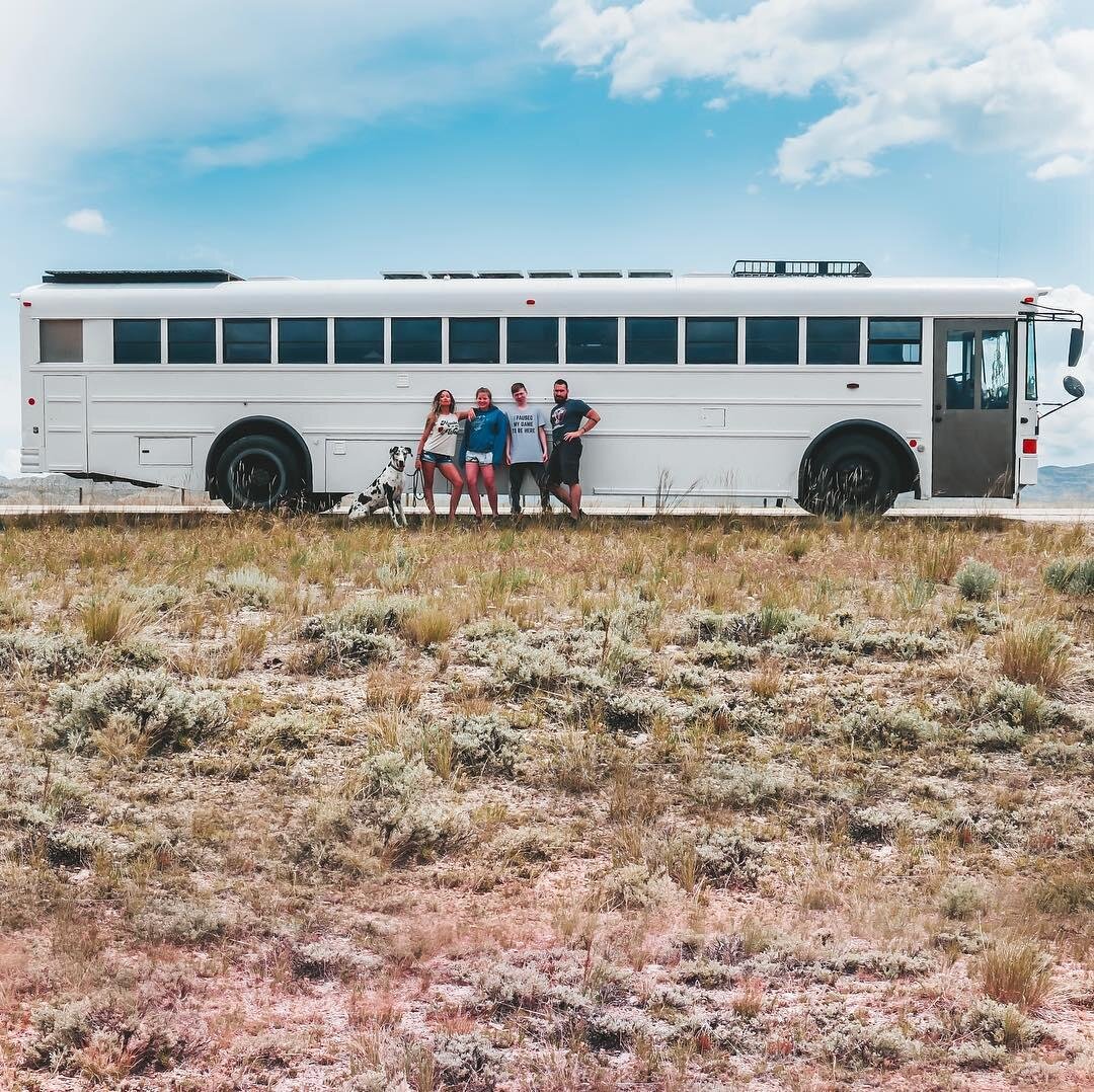 на фото: Майк (Mike) и Тоня (Tawny) с двумя детьми и собакой Аполло