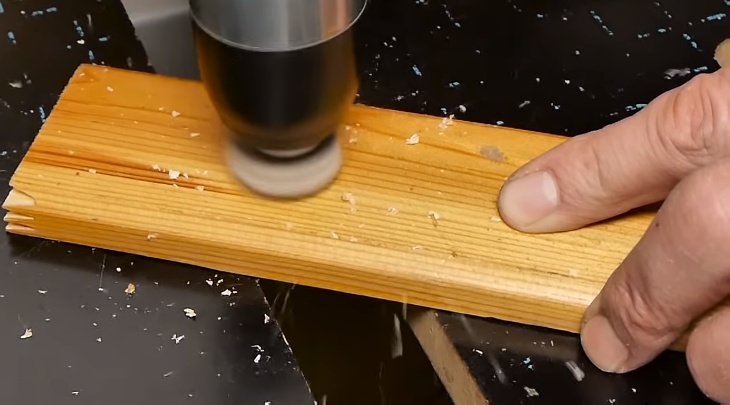 Кусочек обычного войлока защитит поверхность деликатного материала  