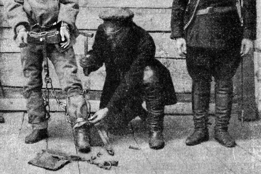 В такие же кандалы были закованы декабристы