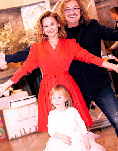 Игорь Николаев с женой Юлией Проскуриной и дочкой Вероникой