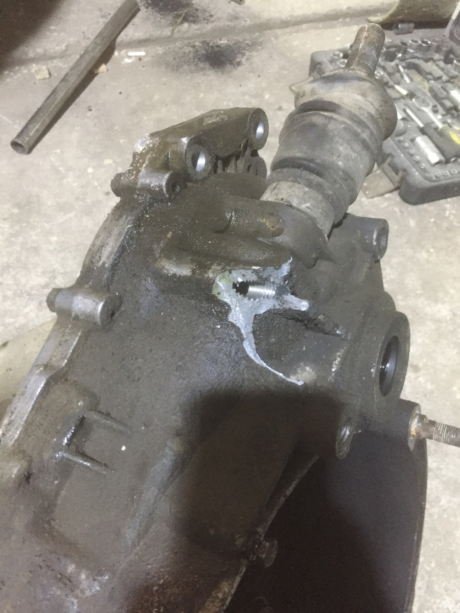 Сквозное отверстие 