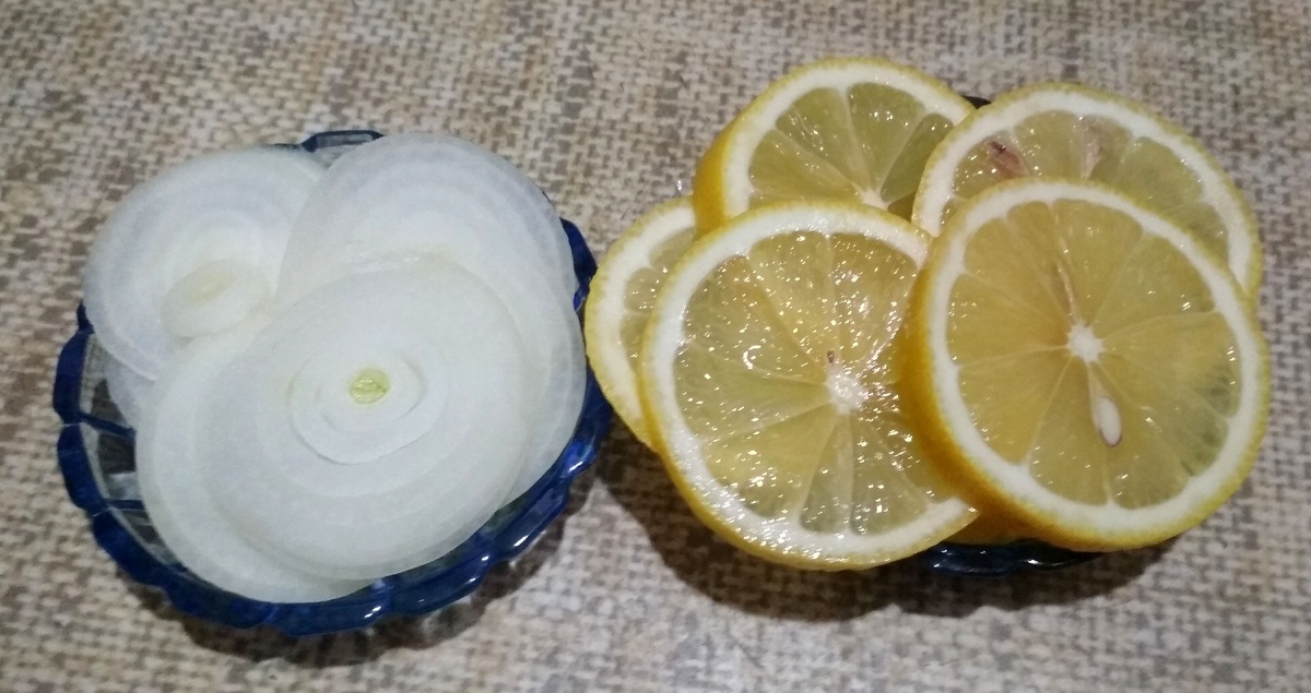 Лук и лимон режем кольцами