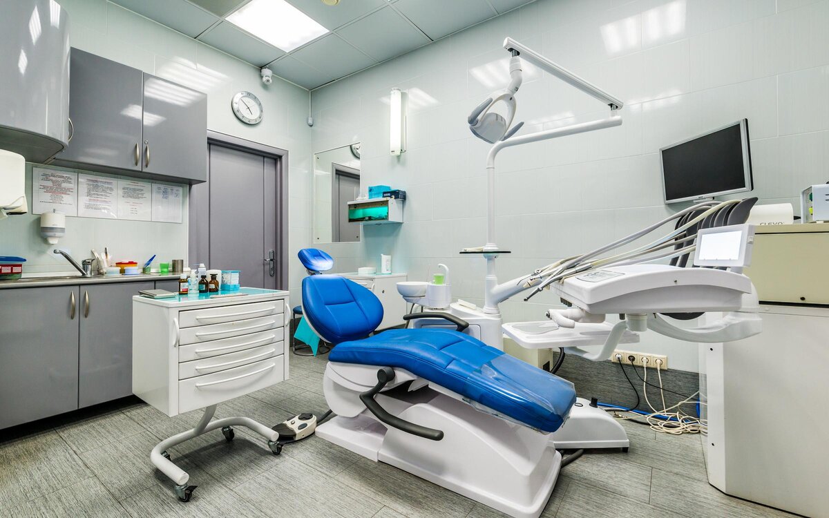 1. Краткий инвестиционный меморандум 
Данный проект предусматривает развитие услуг и продвижения данной стоматологической клиники на уже сложившемся рынке.

Из всего вышесказанного следует, что цель данного проекта — изучить механизмы бизнес-планирования в экономической деятельности предприятия.и разработка бизнес-плана стоматологической клиники.

Задачи проекта:

    изучить литературные источники;
    дать характеристику бизнес-плана, его значение;
    проанализировать бизнес-планирование с точки зрения значимости для ведения экономической деятельности предприятия.

Основным назначением клиники является амбулаторное лечебно-профилактическое обслуживание населения.

Поликлиника будет включать в себя следующие услуги:

    терапевтическая стоматология;
    ортопедическая стоматология;
    детская стоматология;

Пропускная способность клиники:

    30-50 человек в рабочую смену;
    60 человек в более нагруженный день.

Стоматологическая клиника добьется успеха среди своих потенциальных клиентов благодаря своим преимуществам перед конкурентами:

    большой диапазон цен;
    возможность держать цены ниже, чем у конкурентов;
    высококвалифицированный подготовленный персонал;
    высокое качество предоставляемых услуг;
    использование новейших современных технологий в сфере стоматологии;
    обслуживание по карточкам;
    предоставление скидок.

Сумма первоначальных инвестиций — 6 203 400 рублей.

Точка безубыточности — 4 месяца.

Срок окупаемости — 25 месяцев.

Средняя ежемесячная прибыль — 242 306 рублей.
2. Описание бизнеса, продукта или услуги

Во всём цивилизованном мире всё более бурно развивается система частных клиник, куда переходят работать лучшие врачи. Частная клиника — один из самых рентабельных и быстрорастущих видов бизнеса. С глобальным год от года ухудшением экологии численность потенциальных пациентов все увеличивается, с ростом уровня жизни тратить на свое здоровье россияне готовы все больше и больше.

Из самых перспективных направлений инвестиций в медицину можно назвать вложения в стоматологическую, венерологическую, геронтологическую, наркологическую клинику.

Основным назначением клиники является амбулаторное лечебно-профилактическое обслуживание населения.

Здание клиники имеет следующие отделения:

    терапевтическая стоматология;
    ортопедическая стоматология;
    детская стоматология;

Пропускная способность клиники:

    30-50 человек в рабочую смену;
    60 человек в более нагруженный день

Поликлиника расположена в центре города, имеет привлекательный вид, достаточно благоустроена, положительной чертой является хорошо развитая транспортная сеть.

Наличие в Клинике автономных стоматологических кабинетов (без сдвоенных кресел), кабинета хирургической стоматологии с предоперационной и стерилизационной, диагностического кабинета рентгенологического и радиовизиографического исследования позволяет в полном объеме оказывать все виды стоматологической помощи. В Клинике выдержаны необходимые санитарно-гигиенические требования, предъявляемые к современным лечебным учреждениям. Все это было создано после обобщения и анализа работы многих зарубежных и лучших отечественных клиник.

По стандарту размеры кабинетов ( на примере лечебного кабинета):

    длина — 11м;
    глубина — 6м;
    высота — 3,5м;
    площадь — 66 м.кв;
    кубатура — 231 м.куб.

В кабинете находится:

    стоматологические кресла, стоматологические установки;
    канцелярский стол, шкафчик с медикаментами;
    стол для размещения стерильных инструментов;
    столик для медикаментов и пломбировочных материалов;
    стерилизационные установки;
    2 раковины для мытья рук и инструментов;

Отдельно следует отметить коллектив специалистов клиники, он весьма солиден и в то же время молод. Достоинством специалистов Клиники является то, что помимо консультативной помощи они ведут и лечебную работу. Уровень оказываемой помощи уходит далеко за пределы лечения, удаления или протезирования зуба (зубов): нарушение прикуса и окклюзии, патология мышц челюстно-лицевой области (бруксизм), изменения в височном суставе (дисфункция), сложные случаи протезирования беззубых челюстей, челюстная хирургия, сложные случаи дентальной имплантации и другие виды высококвалифицированной помощи. При сложных случаях проводится совместная консультация специалистов с составлением полного плана лечения и протезирования.

Значительное внимание в клинике уделяется предупреждению перекрестной инфекции. Это одна из актуальных проблем современной медицины и особенно стоматологии. Пациенты Клиники полностью защищены от инфицирования. Стерилизационная оснащена новейшими приборами и оборудованием, обеспечивающим полное обеззараживание всего инструментария с ультразвуковой обработкой, включая стоматологические наконечники и приборы ассистента. Клиника использует только одноразовый сертифицированный расходный материал.

В целом условия труда врачей можно признать удовлетворительными. Положительным аспектом является то, что все отделения расположены в одном здании. Близость автомагистрали с одной стороны создает условия для связи с населением, но с другой стороны является источником пылевых и шумовых эффектов. Поэтому можно рекомендовать увеличить процент озеленения территории участка.

В условиях рыночных отношений стоматология оказалась в весьма непривычных для себя обстоятельствах, главное из которых — необходимость привлечения и постоянного расширения круга пациентов.
3. Описание рынка сбыта

Вхождение фирмы на рынок

На сегодняшний день потребности клиентов на рынке стоматологических поликлиник удовлетворяются в основном за счет поликлиник «Дантист» и «32» — 46%. Наша фирма предполагает выходить на рынок с ценой предоставления услуг ниже цены этих конкурентов (около 800 рублей ). Это позволит несколько потеснить эти стоматологические поликлиники. Однако могут существовать следующие проблемы вступления на рынок:

    барьер мощности предприятия;
    широкая известность стоматологий «Дантист» и «32» и относительно малая известность нашей поликлиники на рынке оказания медицинских услуг в сфере стоматологии.

Пути решения этих проблем в агрессивной маркетинговой стратегии и тактики. По данным исследовательской компании «Невада-плюс», в таблице 6 приведены сравнительные характеристики по факторам конкурентоспособности. Каждый фактор в таблице получает оценку от 0 (наиболее слабые позиции) до 5 ( доминирующие позиции ). Для проведения экспертной оценки исследовательской компанией была сформирована группа из наиболее квалифицированных работников фирмы.
4. Продажи и маркетинг

Для того, чтобы чувствовать себя уверенно в условиях рынка в настоящем, использовать преимущества рыночной экономики в будущем, стоматологическим учреждениям с любой формой собственности необходимо изучать и использовать маркетинг услуг.

Маркетинг услуг — это процесс разработки, продвижения и реализации услуг, ориентированный на выявление специфических потребностей населения. Он призван помочь потребителю оценить услуги сервисной организации и сделать правильный вывод.

Решение такой задачи невозможно без обоснованной рекламной стратегии для любой по масштабу стоматологической организации, нацеленной на поступательное развитие.

Рекламная стратегия — это концептуальная модель воздействия на мотивы, интересы, потребности и поведение потребителя посредствам донесения ему информации о потребительской ценности услуги с учетом их производства и перспектив продажи на рынке, сильных и слабых сторон конкурентов.

Неотъемлемой частью рекламной стратегии является определение средств, форм, а главное целей практических акций, упорядоченных по степени значимости и времени их осуществления при помощи средств массовой информации.

К числу основных направлений маркетинговой деятельности стоматологического учреждения относится организация платных услуг населению. Именно в этой отрасли проявляют себя с наибольшей эффективностью принципы маркетинга, требующие учета интересов потребителей стоматологических услуг, которые за определенную плату имеют возможность получить сервисные услуги или обеспечить себе комфортность лечения.

Стоматологический маркетинг включает изучение многих параметров, влияющих на продвижение услуг на стоматологическом рынке.

Параметры, влияющие на продвижение услуг на стоматологическом рынке

Параметры
	

Наличие

Место расположения стоматологического учреждения

Наличие в данном районе других стоматологических учреждений (уровень конкуренции)
	


Оживленность пешеходного движения возле стоматологического учреждения. Удобство парковки
	


Наличие рядом жилого массива, крупных торговых центров и промышленных предприятий
	


Близость стоматологического учреждения к остановкам общественного транспорта
	


Наличие развитой воле стоматологического учреждения сети магистралей общественного транспорта
	


Ассортимент услуг

Широкий выбор стоматологических услуг в соответствии с уровнем доходов обслуживаемого населения . Наличие новых рекламируемых материалов и технологий, сервисных услуг
	


Продолжение таблицы 3

Сохранение традиционных технологий, пользующихся спросом у населения
	


Цена услуг

Ценовая стратегия (доступные цены) Общая политика ценообразования в сравнении со средними ценами на рынке стоматологических услуг Платежеспособность населения
	


Продвижение услуг

Режим работы
	


Имидж стоматологического учреждения: вывеска, внешний и внутренний дизайн Организация предоставляемых услуг
	


Материально-техническая оснащенность стоматологического учреждения
	


Качество работы и гарантийные сроки Медицинская этика и деонтология
	


Установление целей
	


Разработка фирменного товарного знака
	


Создание рекламных объявлений
	


Выбор средств рекламы
	


Выбор времени рекламы
	


Выбор потребителя услуг
	


Определение успеха / неудачи
	


В стоматологии работают 5 зубных врачей (2 — первой категории, 3 — второй категории).

    Гибкое ценообразование

С целью обеспечения клинического приема врачами всех уровней подготовки введено несколько уровней расценок на определенные виды протезирования и лечения. Расценки на протезирование на платном приеме могут быть или ниже или выше рыночных — в зависимости от лояльности потребителей, предоставляемого сервиса, образа товара. Этот принцип используют фирмы, имеющие конкурентов.

    Индивидуальный контакт с пациентом. 

В современных условиях возрастает потребность в соблюдении норм и правил этики и деонтологии, повышении уровня культуры врачебного приема. Субъективные взаимоотношения сотрудников, психологический климат в коллективе, умение врача установить контакт с пациентом — немаловажные составляющие общего успеха любой клиники.

    Выгодное месторасположение.

Стоматология располагается на пересечении основных транспортных коммуникаций, рядом с остановками общественного транспорта; возле здания оборудована стоянка для автомобилей персонала и пациентов, что облегчает посещение клиники жителям как города, так и его пригородов.

    Благоприятные условия для продажи услуг. 

Вся обстановка стоматологической клиники воздействует на подсознание пациентов. Чтобы получить положительный эффект, посетителям необходимо обеспечить уют, покой, доброжелательное отношение. Для достижения этих целей в стоматологии проведен капитальный ремонт помещений, большое внимание уделяется подбору медицинского персонала.

    Ориентация на потребителя, его запросы и пожелания.

Учитывая специфику деятельности стоматологии, для увеличения потока пациентов введен график работы клиники с 9-00 до 19-00; введены консультативный прием и прием по субботам; открыт рентгенологический кабинет, организована круглогодичная работа ортопедического отделения. Сотрудники стоматологии продолжают клиническую работу (по желанию), находясь в отпусках, что положительно отражается на показателях работы. Кроме того, значительно укорачивается период набора работ после выхода сотрудников из отпусков, в отпускной период не прекращается поток пациентов, они не уходят в другие стоматологические учреждения.

    Хорошая материальная база и внедрение новейших технологий. 

Вопросам формирования хорошей материальной базы уделяется большое внимание, но быстрое решение этой проблемы ограничивается недостатком финансов. Для полной работоспособности клиники было закуплено: 62 % установок — импортного производства, 80 % врачебных мест обеспечены турбинными установками.

    Эффективная реклама. 

В связи с наличием большого количества конкурентов в лице других стоматологических учреждений и, как следствие, отсутствием очередей. На лечение и протезирование зубов стоматология видит необходимость в проведении рекламных мероприятий.

С этой целью наряду с изучением структур отделений, его кадрового потенциала, материально-технической базы, схемы организации стоматологической помощи была проанализирована структура населения, обратившихся в стоматологические поликлиники за помощью.

Имидж-реклама нацелена на создание у широкого круга потенциальных потребителей стоматологических услуг положительного образа клиники и убежденности в высоком качестве оказываемой ею помощи. Эта реклама «впрок». Имидж фирмы складывается из многих компонентов — от рекламной деятельности до оформления помещения и работы с посетителями.

Мы планируем организовать рекламу следующим образом:

За месяц до открытия мы даем рекламу в прессе, в которой будет, говориться о том, что скоро откроется, но не будет указано, когда именно и что это за стоматологическая поликлиника.

Через неделю мы выпустим видеорекламу в программах TV, в которой каждый день будет упоминаться, что очень скоро откроется стоматологическая поликлиника.

За две недели до открытия мы даем рекламу в прессе и на телевидение, в которой будет указана конкретная дата открытия стоматологической поликлиники.

За неделю до открытия, известие о том, что появится стоматологическая поликлиника будет во всех газетах, по телевидению, также в расклеенных объявлениях, бегущей строке.

За день до открытия у нас будет презентация, на которой все желающие смогут бесплатно получить консультацию врача и отдельные услуги.

В качестве стимулирующих мероприятий можно рассмотреть:

    Возможность приобретения услуг по безналичному расчету;
    Карточки постоянного посетителя (скидка 5%);
    Организация выезда мастера на дом(+10% стоимости услуг);
    Скидки детям и пенсионерам.

Реклама:

    Текстовое объявление — 10 руб. за слово;
    Рекламный макет 400-450 руб. за 1 модуль (15 см2.);
    Рекламная статья (не менее 8 модулей) — 300 руб. за модуль;
    Видеореклама от 600 — 900 руб. за минуту;
    Информационный сюжет (длительность до 3-х минут) — 3000 руб.;
    Рекламный ролик (до 60 сек.) — от 2500 руб.;
    Показ «рекламы на заставке» — 3000 руб.;
    Бегущая строка — 15 руб. за слово;
    Прокат логотипа (20 показов в день) — 300 руб.;
    Производство логотипа — 500 руб.

Для нашей стоматологической поликлиники на начальном этапе развития мы будем использовать стратегию фокусирования, т.к. мы будем предоставлять услуги жителям района со средним уровнем дохода.

Для дальнейшего развития стоматологии мы будем использовать ценовую дифференциацию.

Большую роль в формировании имиджа учреждения и уверенности в эффективности врачебного вмешательства играет комплексное воздействие на пациентов всей обстановки стоматологической клиники. Следует уделять внимание не только интерьеру клиники, но и внешнему виду и поведению персонала — это играет значительную роль в формировании мнения посетителей о лечебном учреждении. Создание благоприятной обстановки в клинике — залог того, что клиент будет сотрудничать только с вами.

Также необходимо уделить внимание и наружной рекламе (щиты, рекламные плакаты, вывески). Вывеска перед входом одновременно является и элементом рекламы, и атрибутом имиджа учреждения. В этом мы убедились, когда год назад заменили фанерную табличку, висевшую на въездных воротах, на солидную вывеску со стоматологической символикой. Вывеска выполнена из металла с рельефным литым шрифтом и укреплена на стене здания. Посетители после этого сообщали нам, что они многие годы жили рядом и не знали, что расположено в данном здании.

Последовательный маркетинг проводится по схеме «производитель-потребитель». Стоматологическая клиника при помощи рекламы привлекает внимание пациентов к потребительским свойствам оказываемых ею услуг, побуждая воспользоваться предложением. При этом усилия сосредотачиваются на имиджевой рекламе, формирующей у пациентов аудиовизуальный образ клиники. Цель проводимой работы — внедрение в активное поле сознания и подсознание пациентов.

В рамках параллельного маркетинга кафедра использует материальные и организационные возможности предприятий, учреждений, страховых компаний для заключения договоров на предоставление стоматологических услуг. В данном случае рекламная стратегия направлена на установление контактов с представителями заказчика.

Многоуровневый маркетинг осуществляется при посредничестве дистрибьюторов-распространителей товаров или сведений об услугах. В стоматологии их функции выполняют пациенты, передающие знакомым информацию о клинике, вызывающей доверие, хорошем специалисте, качестве услуг, внимательном отношении персонала и т. д.

Центральная задача рекламной стратегии стоматологического учреждения при многоуровневом маркетинге заключается в создании у пациента установки на повторное, в случае необходимости, обращение в это же учреждение, активное позиционирование его услуг.
5. План производства

Основное оборудование, необходимое для организации работы стоматологической клиники
Наименование	Количество	Цена за 1 шт.	Обшая сумма
Стоматологическое кресло и установка	5	600 000	3 000 000
Визиограф	1	427 000	427 000
Стул врача	5	18 000	90 000
Набор инструментов стоматолога	5	40 000	200 000
Автоклав	5	90 000	450 000
Холодильник	5	12 000	60 000
Компрессор 	5	29 000	145 000
Комплект мебели Arkodor 	5	75 000	375 000
Ресепшн	1	40 000	40 000
Шкаф для одежды	4	10 000	40 000
Диван 	2	20 000	40 000
Столик журнальный	2	3 000	6 000
Стул офисный	12	2 200	26 400
Стартовый комплект расходников	1	50 000	50 000
Система сигнализации	1	15 000	15 000
Система вентиляции	1	50 000	50 000
Кулер с водой	1	3 000	3 000
Телевизор	1	15 000	15 000
Компьютер с ПО	1	25 000	25 000
Итого:	
	
	5 057 400
6. Организационная структура

Стоимость регистрации ООО — 12 000 рублей.

Для осуществления производственной деятельности ООО требуется:

    Стоматолог — 5 человек; Высшее образование, стаж работы 5 лет, рекомендации.
    Медсестра — 3 человека, медицинское образование или специальные курсы, стаж работы более 1 года.
    Санитарка — 4 человека. Среднеспециальное образование, опыт работы не менее двух лет,
    Администратор — 3 человек. Среднеспециальное образование, опыт работы не менее двух лет, характеристики, приятная внешность, умение общаться с людьми.
    Бухгалтер — 1 человек. Высшее образование, стаж работы не менее 5 лет, на самостоятельный баланс.
    Уборщица — 1 человек, без вредных привычек не старше 55 лет.

Основными функциями директора являются:

    Разработка стратегий развития организации;
    Анализ внешней среды (контроль рынка сырья, конкурентов, новых технологий);
    Осуществляет организацию работы бухгалтера и администратора;
    Осуществляет выплату зарплаты.

Бухгалтер ведёт бухгалтерский учет фирмы, подготавливает финансовые отчеты.

Администратор осуществляет связь с клиентами, записывает на оказание услуги, следит за работой персонала, принимает и передает заявки на приобретение необходимого сырья и принадлежностей.

Стоматологи, медсестры, санитарки оказывают услуги клиентам, выписывают чеки клиентам, подают заявки администратору на приобретение определенного количества расходного материала.

Уборщица осуществляет уборку всех залов, туалетов, раковин, подает заявки администратору на приобретение необходимых принадлежностей для уборки помещений.
Постоянные расходы	Оклад	Количество сотрудников	Сумма	Средняя з/п в месяц на сотрудника
Управляющий	30 000	1	30 000	94 350
Стоматолог	30 000	5	150 000	81 480
Медсестра	30 000	3	90 000	30 000
Санитарка	25 000	4	100 000	25 000
Администратор	40 000	1	40 000	40 000
Администратор	28 000	2	56 000	28 000
Уборщица	15 000	1	15 000	15 000
Страховые взносы	
	
	144 300	
Итого ФОТ	
	
	625 300	

Полный расчет ФОТ на 24 месяца с учетом премиальной части и страховых взносов представлен в финансовой модели.
7. Финансовый план
Инвестиции на открытие
Регистрация, включая получение всех разрешений	100 000
Дизайн-проект помещения	60 000
Ремонт	500 000
Вывеска и оформление фасада	150 000
Рекламная кампания	100 000
Аренда на время ремонта	216 000
Закупка оборудования	5 057 400
Прочее	20 000
Итого	6 203 400
Ежемесячные затраты
ФОТ (включая отчисления)	947 050
Аренда	108 000
Амортизация	107 694
Коммунальные услуги	15 000
Реклама	40 000
Закупка расходников	536 250
Прочие расходы	20 000
Итого	1 773 994

План продаж на 24 месяца с учетом сезонности, прогноз эффективности инвестиций и расчет экономических показателей бизнеса представлен в финансовой модели. 