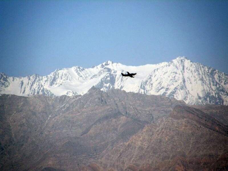 На фоне снежного гребня. Баграм. Афганистан. фото Е. Семенова