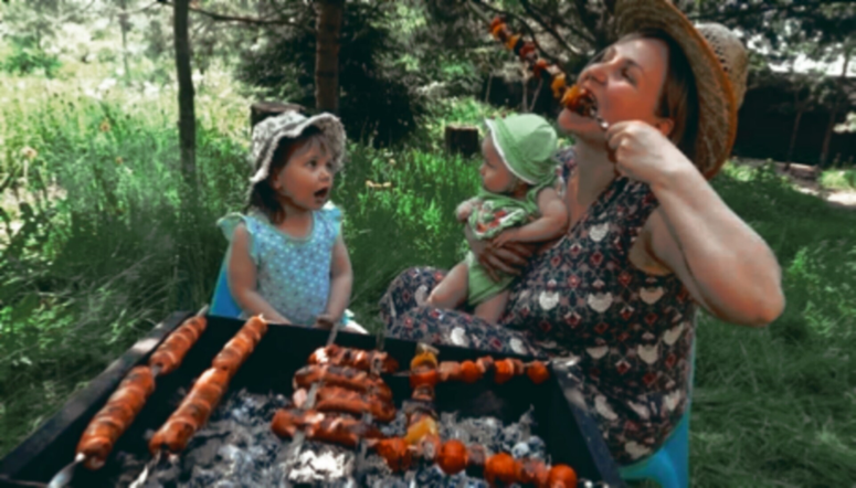 Шампур имеет заостренный кончик, которым при усилии можно нанести очень глубокую рану. Не забывайте ставить лайки и оставлять комментарии, всё это поможет качественному развитию канала.