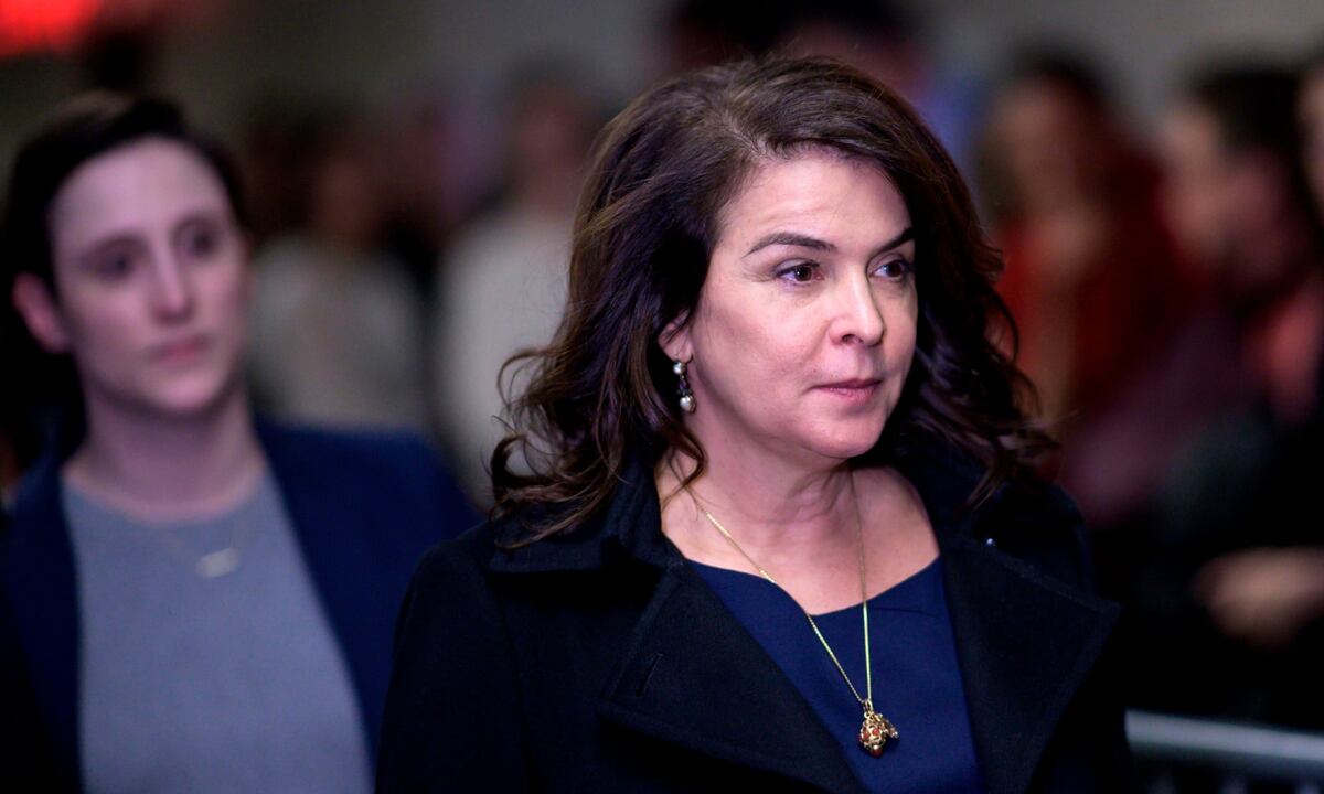 Актриса «Клана Сопрано» Аннабелла Шиорра прибывает в суд, чтобы дать показания против Харви Вайнштейна. Фотография: Йоханнес Эйзеле 