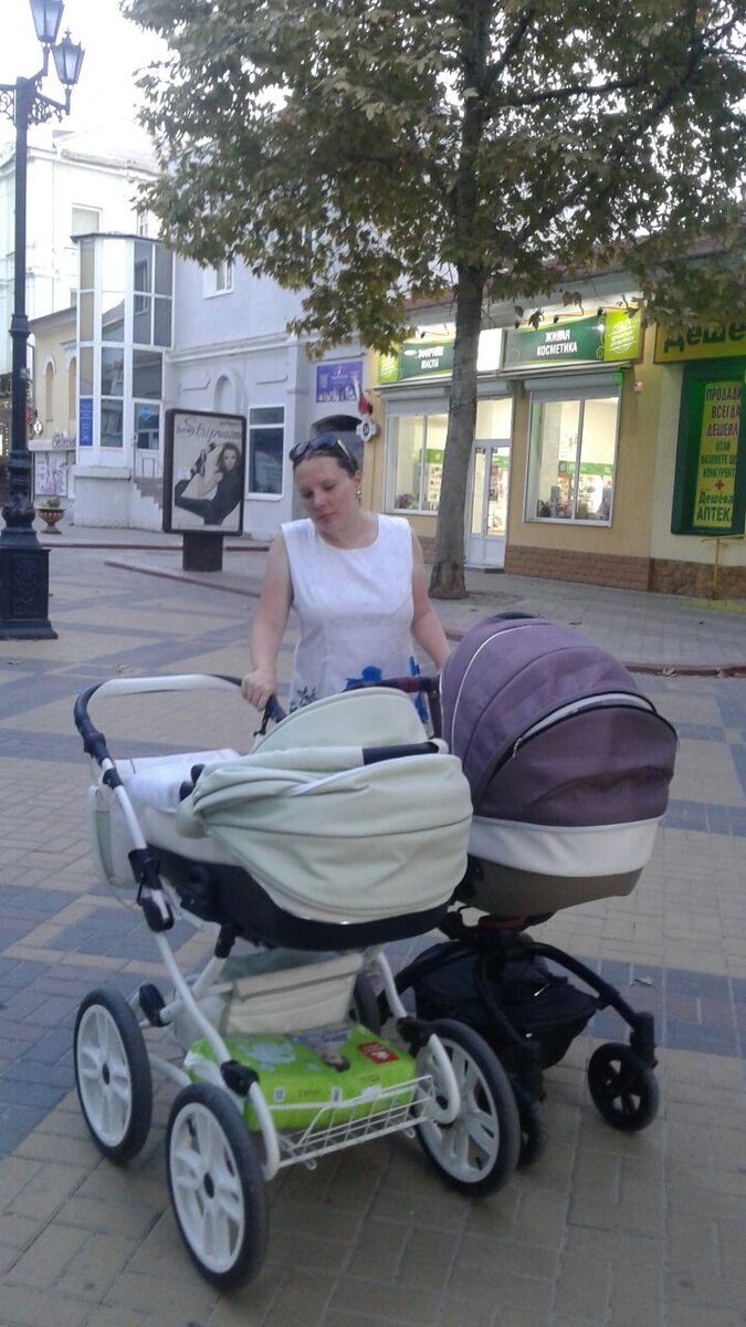 Я с двумя колясками. В одной спит моя дочь, в другой - дочь Ани.