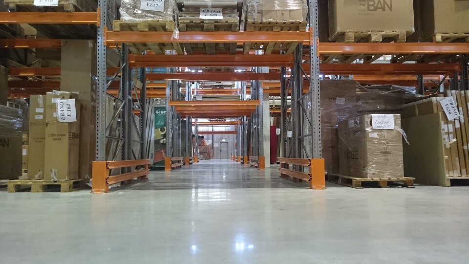 Внимательный читатель, увеличив фото, подумает что на одном из палетов написано грубое слово. Это не грубое слово, а реальное название реальной итальянской мебельной фабрики.