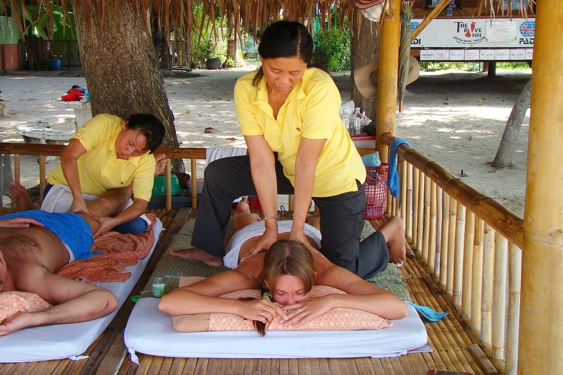 Массажный салон в тайланде. Тайский массажный салон пхукет. Массаж салоны на пхукете. Массажные салоны остров пхукет. Массажный кабинет в тайланде.