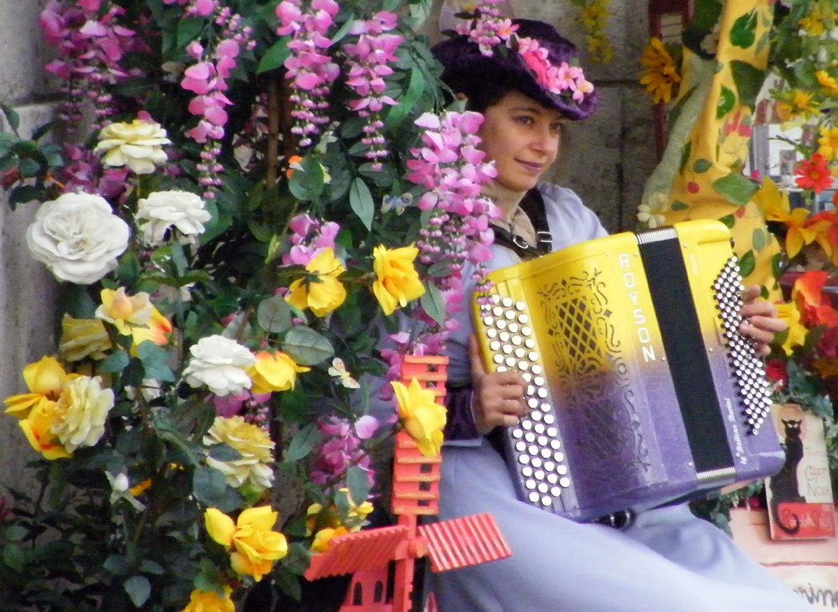 Еще одна парижская певица - выступает на Монмартре.