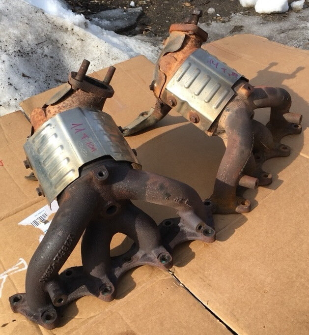 1. Сколько катализаторов на Киа Рио 3 
На машинах 2011 — 2013 годов выпуска обычно стоит дополнительный катализатор. Второй катализатор убрали после рестайлинга модели для удешевления производства. Экологический класс этих машин — Евро-4. Но в России после 31 декабря 2015 года на уровне законодательства запрещено производить или ввозить машины с двигателями ниже Евро-5. Поэтому на более поздних выпусках рестайлинговых Киа Рио 3 снова стали устанавливать дополнительный каталитический нейтрализатор и их экологический класс вырос до Евро-5. На этой неделе к нам в автосервис приехало две машины и обе рестайлинговые. На Киа Рио 2014 года второго катализатора не было, а на Рио 2016 — был.2. Факторы, которые уменьшают срок службы катализатора 


Фактор №1. Некачественный бензин с присадками для увеличения октанового числа наносит катализатору огромный вред. Химические соединения, содержащиеся в таком топливе, взаимодействуют с каталитическим слоем, который наносится на стенки каналов катализатора. В результате катализатор теряется способность дожигать вредные примеси в выхлопных газах. В такой ситуации появляется CheckEngine с ошибкой P0420 на приборной панели.Не важно под каким брендом работает заправка. В любом случае топливо на нее поступает с российского нефтеперегонного предприятия. Очень часто нефтезавод оказывается монополистом в своем регионе. Зачем в таком случае следить за качеством продукции, если конкурентов нет? 
Фактор №2. При пусках двигателя в морозную погоду часть топлива не сгорает и попадает в катализатор. В его сотовой структуре несгоревший бензин может детонировать и воспламеняться. В результате каналы катализатора разрушаются и оплавляются. На пути выхлопных газов образуется преграда, препятствующая выходу газов в атмосферу. Мощность двигателя постепенно падает. В запущенных случаях может наблюдаться нестабильный холостой ход. В нашей практике мы сталкивались с машинами, которые уже не заводились из-за полностью забитых катализаторов.

Фактор №3. Точно такая же ситуация с катализатором возникает при проскоках в системе зажигания. Поэтому важно следить за состоянием свечей и вовремя их менять.

Фактор №4. Повышенный расход масла в двигателе сам по себе является неприятным моментом. Для катализатора это также один из факторов, сокращающих срок его службы.

Фактор №5. Сильно обогащенная или обедненная смесь также ведут к удалению катализатора. Диагностировать отклонение состава смеси от нормы можно по цвету свечей. Светлый оттенок указывает на обеднение смеси, а темный — на обогащение. Чтобы смесь была нужного состава, советуем следить за корректной работой датчика воздуха (ДМРВ), положения дроссельной заслонки (ДПДЗ) и абсолютного давления (ДАД) во впускном коллекторе.

Фактор №6. При переводе автомобиля с бензина на газ опытные мастера рекомендуют удалить катализатор из выхлопной системы. Температура на выпуске у такой машины значительно возрастает, что становится причиной спекания каналов и уменьшения их пропускной способности.