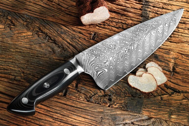   Качественный нож – незаменимый помощник каждой хозяйки. Только с таким инструментом будет приятно готовить и работать.