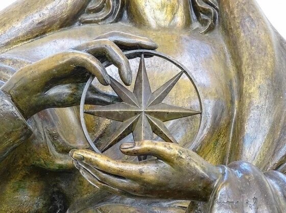 Мадонна- дель- Камино Мадонна держит в руках морскую розу,