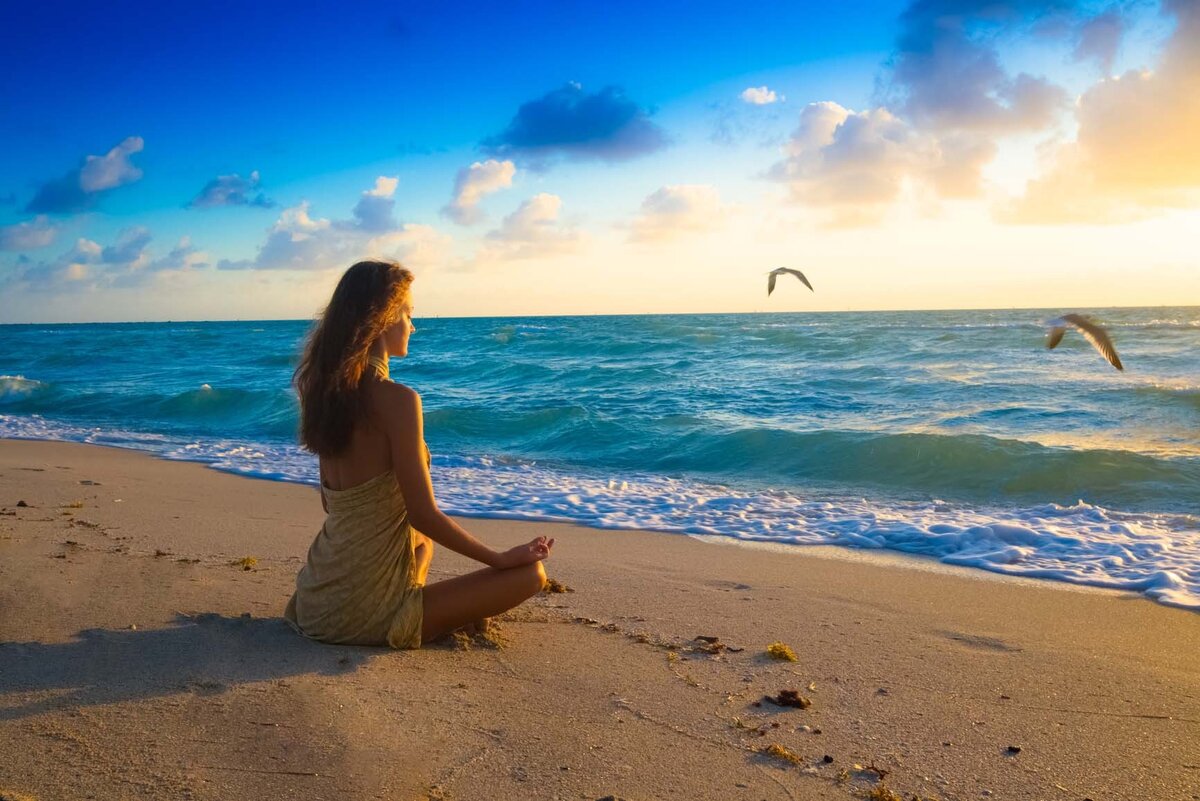 Одна из причин, по которой многие решают заниматься йогой — это возможность познания себя. Благодаря чему, человек шаг за шагом, начинает освобождаться от вредных привычек, шаблонов, стереотипов, учится понимать природу своих эмоций и контролировать их.

Практикующие, которые  регулярно занимаются йогой, отмечают следующие позитивные изменения: