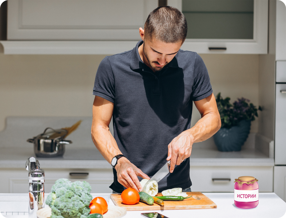 His father in the kitchen. Мужчина на кухне. Мужчина готовит. Мужчина готовит на кухне. Готовка еды с мужчиной.