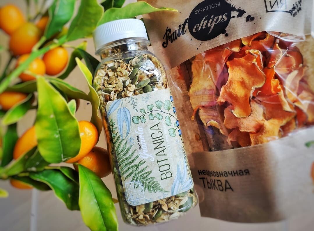 
Это наши вкусные и полезные перекусы — гранола Ботаника и чипсы из тыквы. В этой граноле к традиционной основе — овсяным хлопьям, мы добавили зелёную гречку, семена тыквы, сушёные банан и киви, вместо сахара — сироп топинамбура.