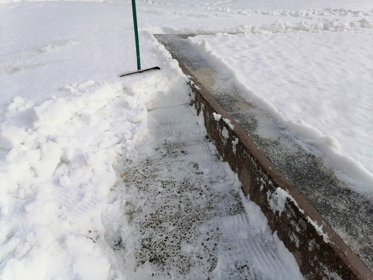 Если не очистить фундамент от снега - это сократит его срок службы. Объясняю почему