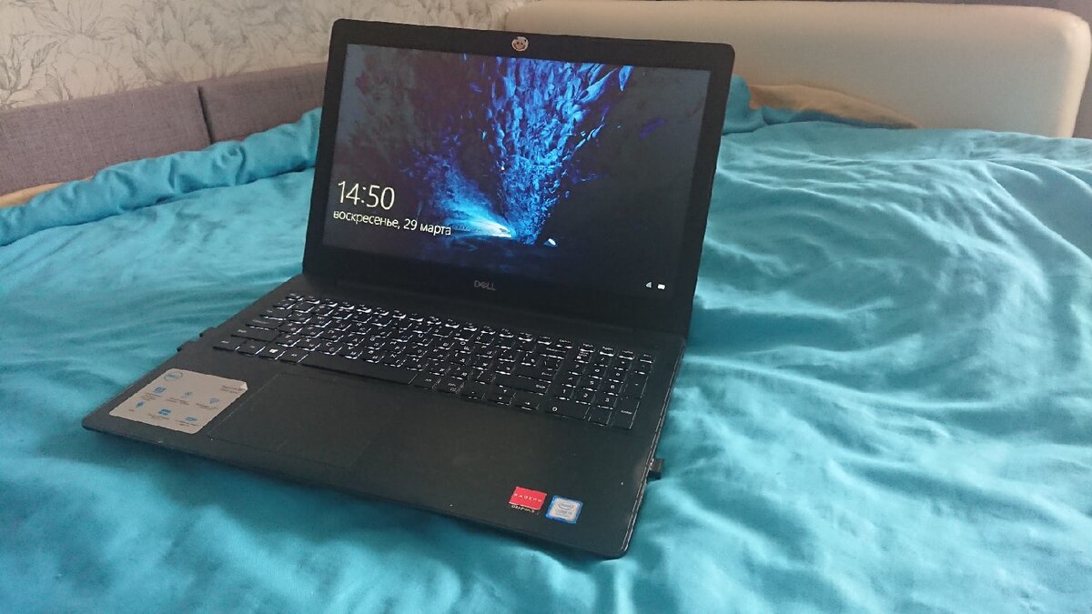 ноутбук на одеяле