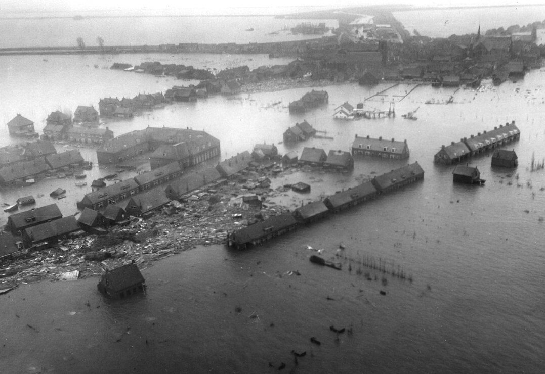 Фото с https://en.wikipedia.org/wiki/North_Sea_flood_of_1953#/media/File:Watersnoodramp_1953.jpg