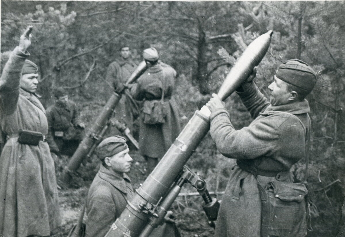 Советский 120-мм полковой миномёт образца 1938 года. Производство этих систем постоянно росло, помимо пехотных частей ими вооружались отдельные минометные полки. Активно использовали трофейные советские 120-мм минометы и немцы, позже разработав на их основе свой аналог.