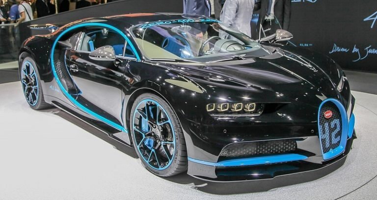 9 позиция - Bugatti Chiron в рейтинге самых дорогих автомобилей 
На десятую позицию в рейтинге самых дорогих машин мы разместили детище французской автомобилестроительной компании — Bugatti Chiron. Чирон — это следующий шаг марки после появления на свет Бугатти Веирон. Модель доступна в великолепном новом кузове и обгоняет свою предшественницу по всем существующим параметрам.
В моторном отсеке суперкара находится модернизированный турбированный 1500-сильный двигатель W16 с немыслимым крутящим моментом 1 600 Нм. Разгон от 0 до 100 занимает 2.5 секунды, скоростной порог составляет 420 км/ч.

Цена — 2,4 млн долларов (159 млн 841 тысяч рублей).


