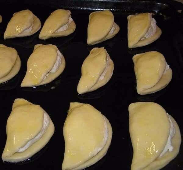 
Выкладываем сочники на протвинь, смазанный растительным маслом. Сверху смазываем яйцом. И отправляем выпечку в духовку, разогретую до 180 градусов, примерно на 25 минут. 
Приятного аппетита!
