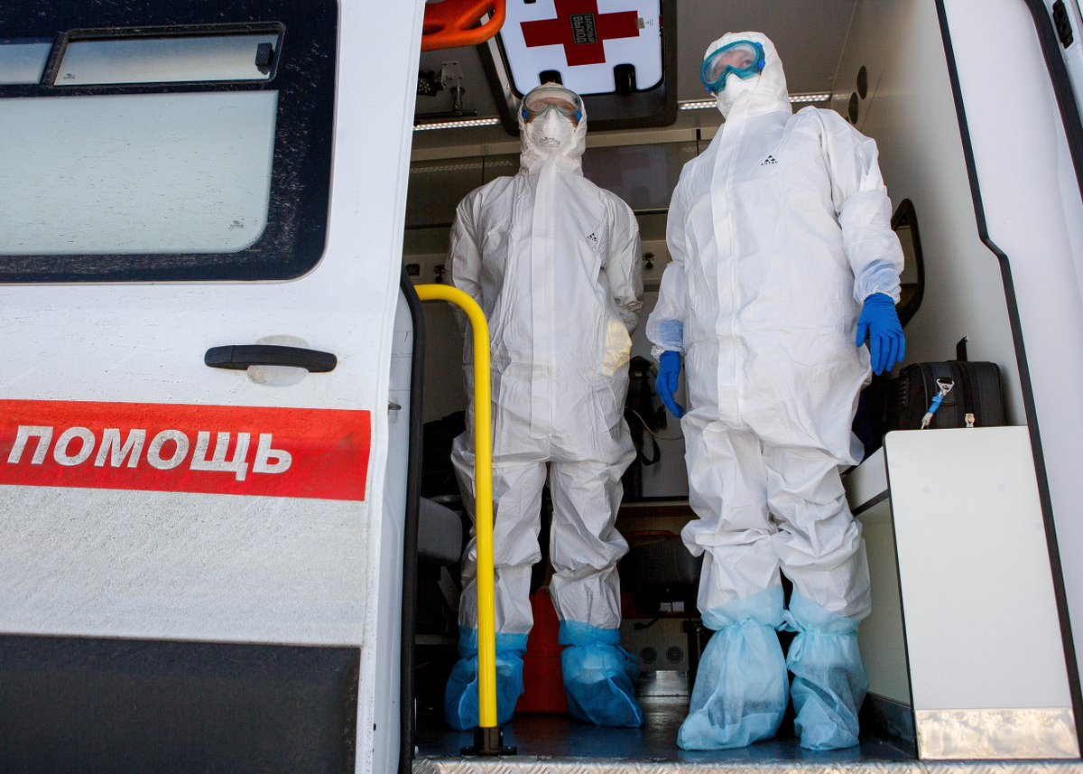 Врачи скорой помощи в костюмах индивидуальной защиты