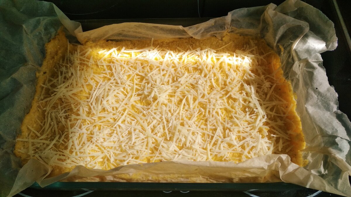 Кашу смазываем оливковым маслом, посыпаем сыром по вкусу и запекаем