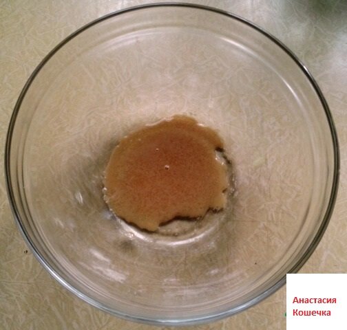 Смешайте свежие дрожжи (6 г) с сахаром в чаше