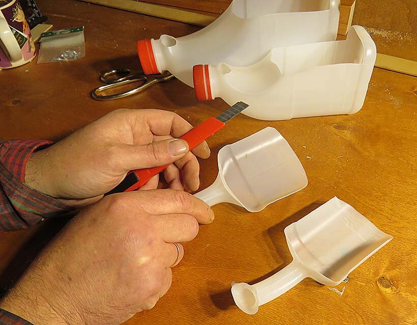 совочки из пластиковых бутылок. совочки из пластиковых бутылок. совок из пластиковой бутылки.