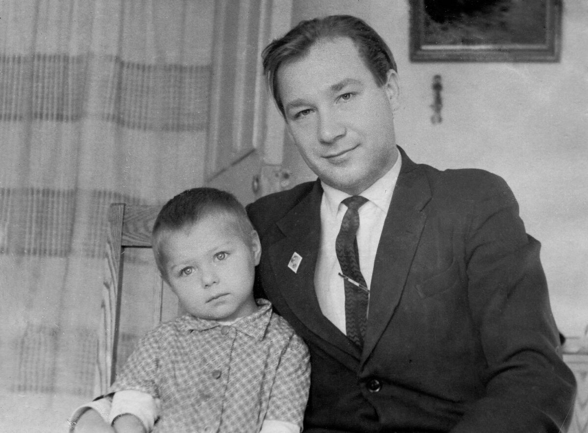 Родители поженились, когда отец был курсантом Бугурусланского летного училища, а через год там же появилась и я. По окончании БЛУГА отец попросил распределение на Дальний Восток ​