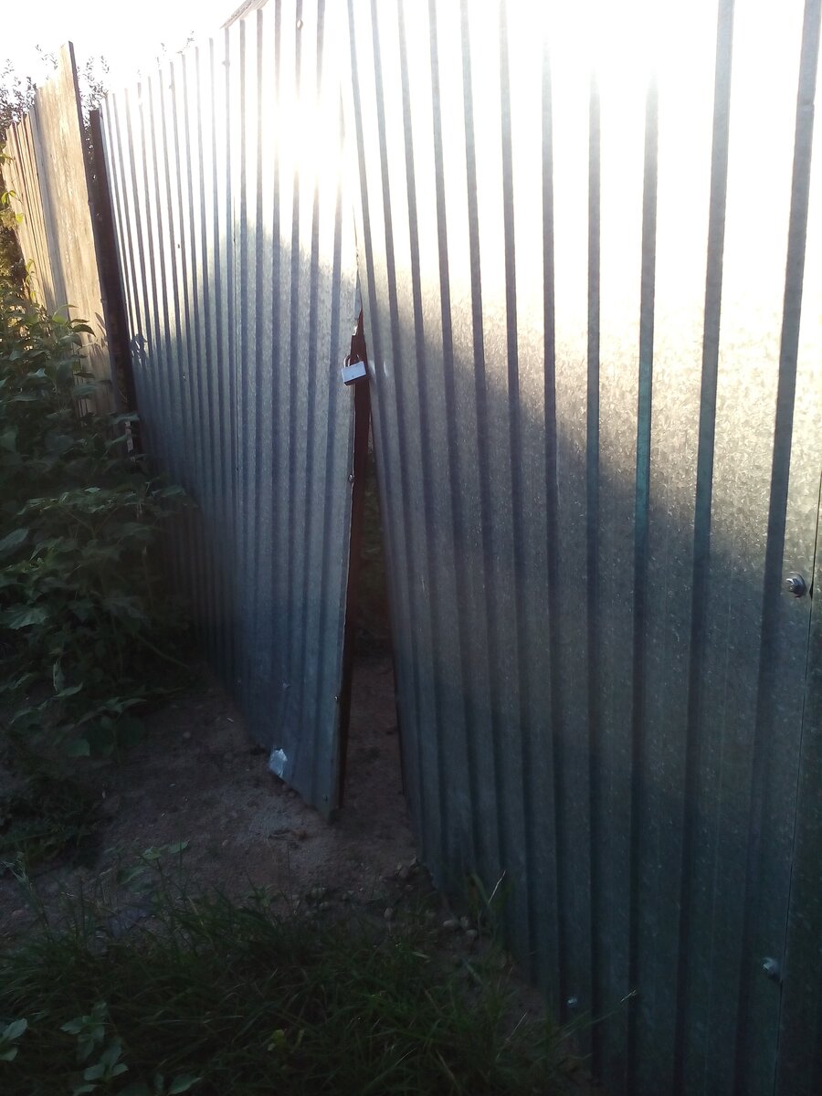 Ворота после урагана (читай волка)