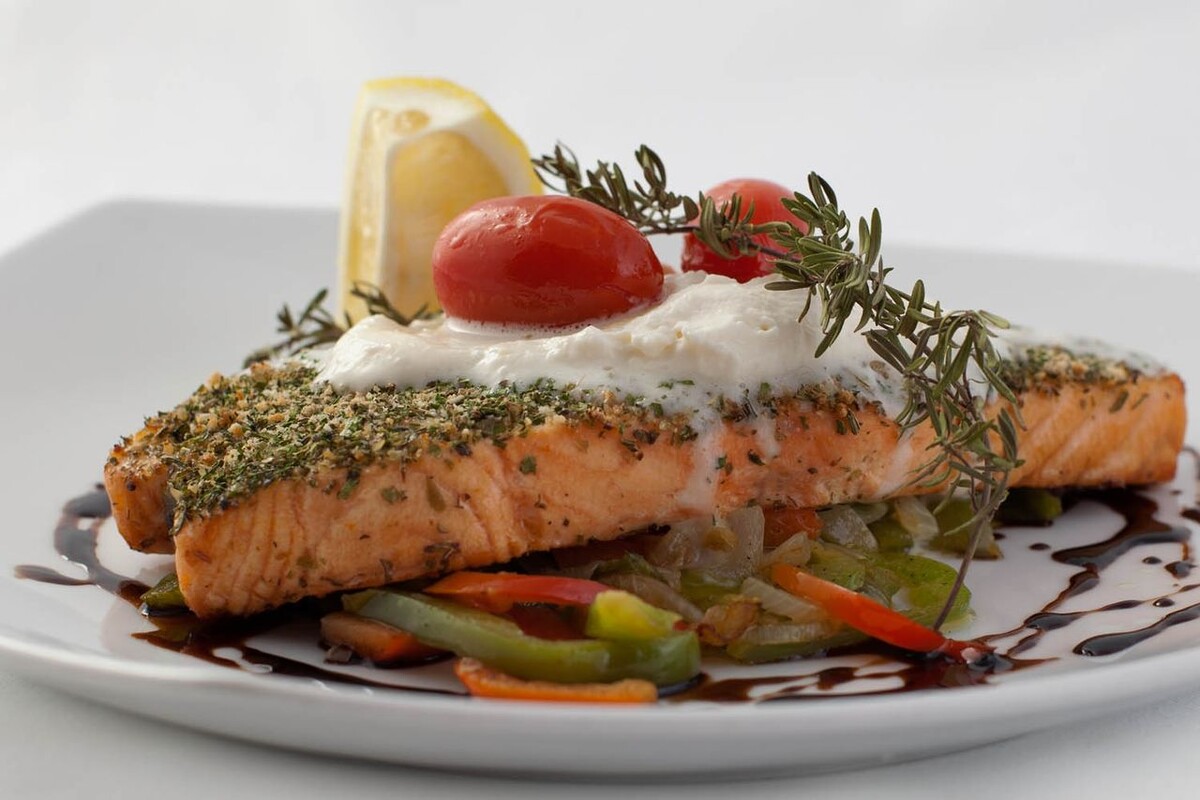 Сёмга содержит такие полезные вещества, как калий, кальций, йод, железо, магний, разнообразные жирные кислоты, натрий, фосфор, мелатонин, витамины групп А, Е, В, В12, PP. Кроме того, семга всегда славилась богатыми вкусовыми качествами и издавна считается деликатесом. Вкусовые качества семги как нельзя лучше усиливают прованские травы. Это смесь трав, в которую входят розмарин, базилик, тимьян, шалфей, мята перечная, чабер садовый, душица, майоран. Они содержат эфирные масла, дубильные вещества, смолы, органические кислоты, ферменты, витамины и минеральные вещества. Эта пряная смесь повышает аппетит и способствует хорошему пищеварению. Также прованские травы незаменимы при бессолевой диете. Они содержат уникальные по своим свойствам летучие масла.