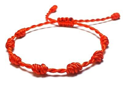 такие браслеты продаются на каждом углу. Часто они украшены бусинами или фигурками. Мне такой тоже на всякий случай подарили от сглаза, мол, я иностранка и на меня много людей будет смотреть.