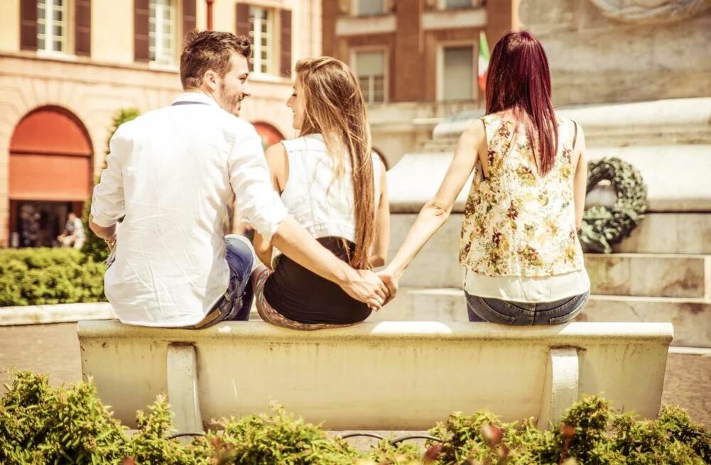 Любовный треугольник.